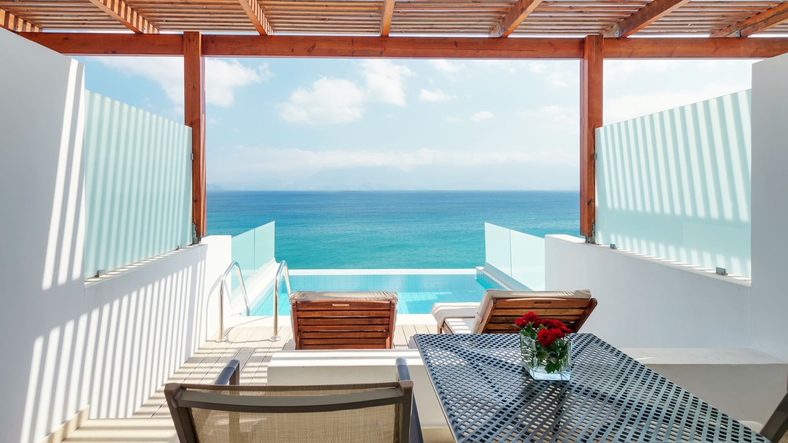 rooms-room-superior-sea-view-pool