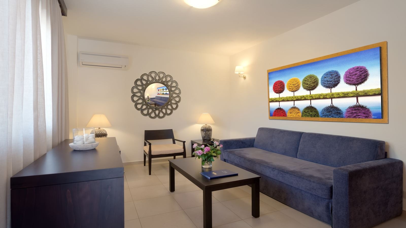 rooms-suite-2-bedrooms-sideseaview