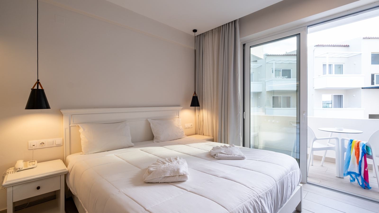 rooms-one-bedroom-suite-land-view