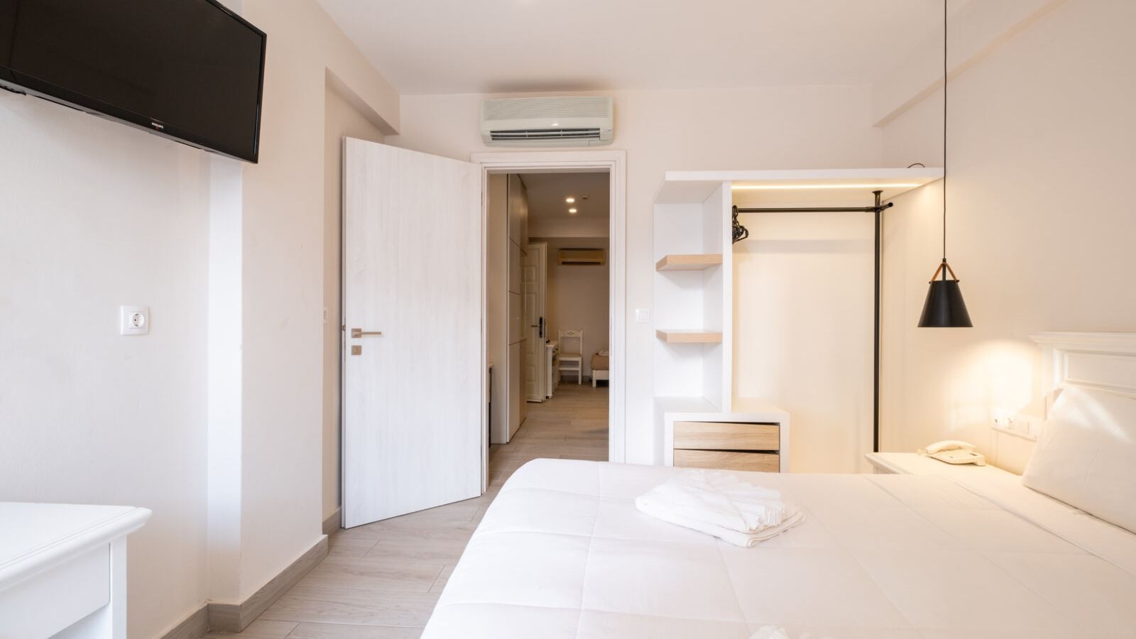 rooms-one-bedroom-suite-land-view