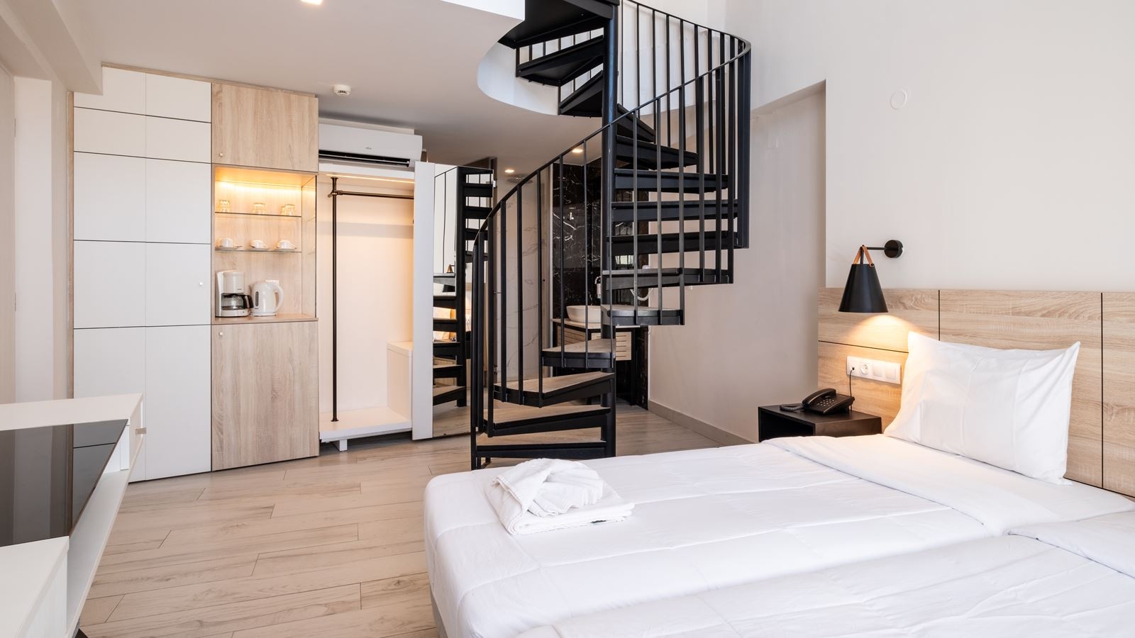 rooms-maisonette-suite-land-view