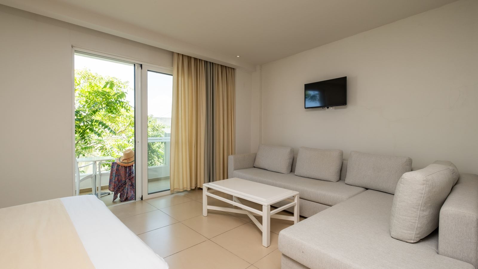 rooms-junior-suite-land-view