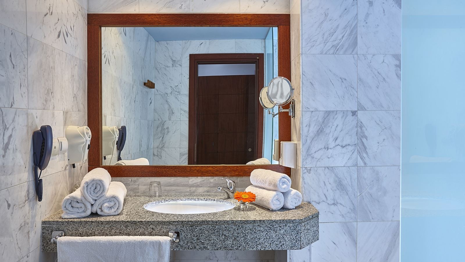 rooms-family-land-view