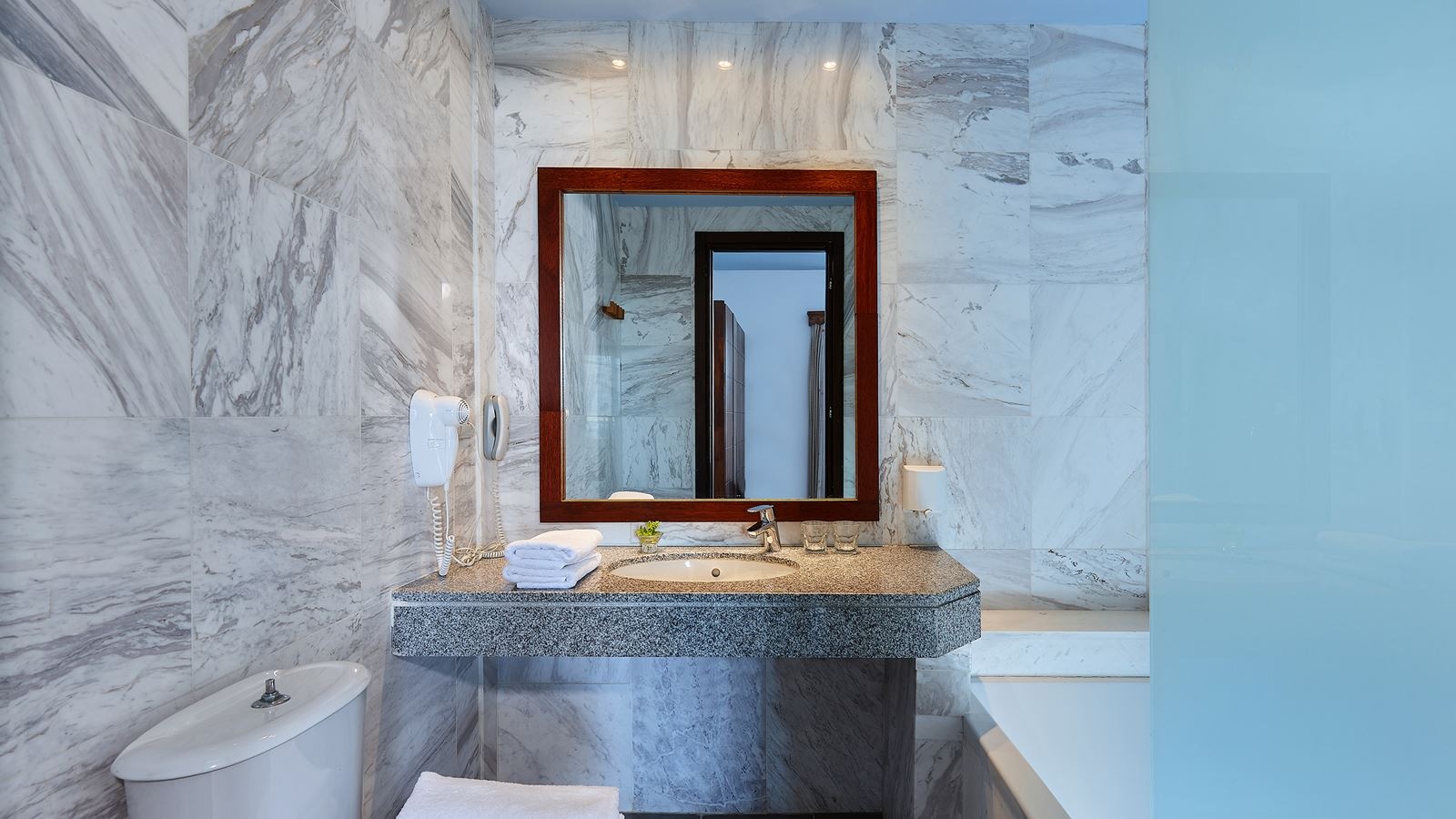 rooms-family-pool-or-sea-view