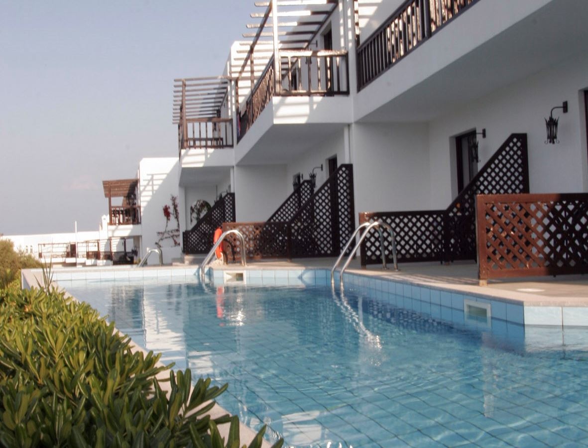 rooms-double-room-sharing-pool