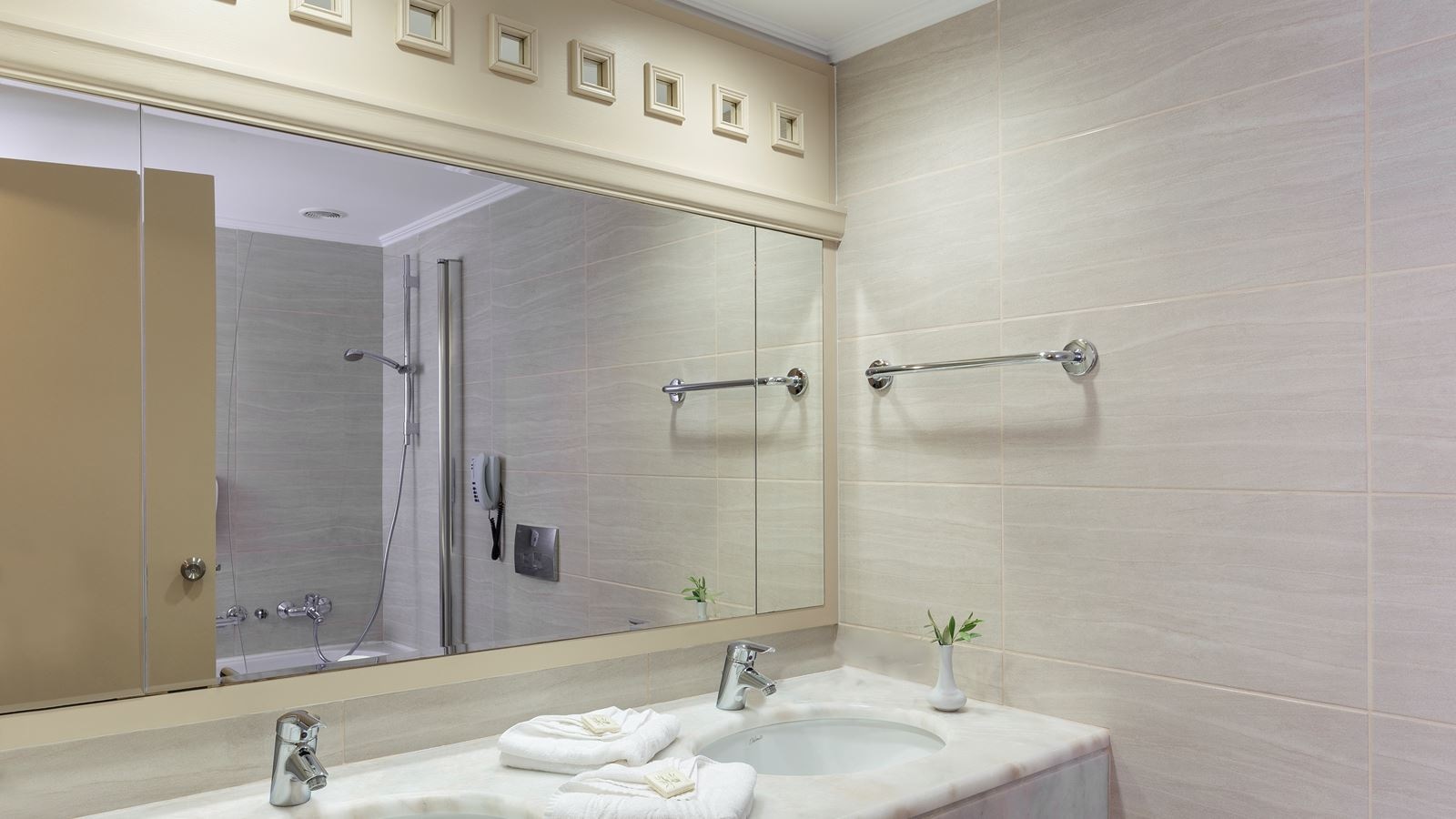 rooms-superior-family-room