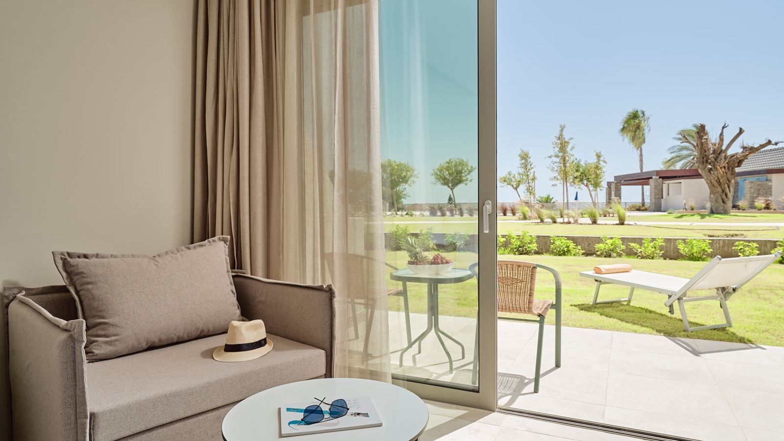 rooms-double-room-pool-view