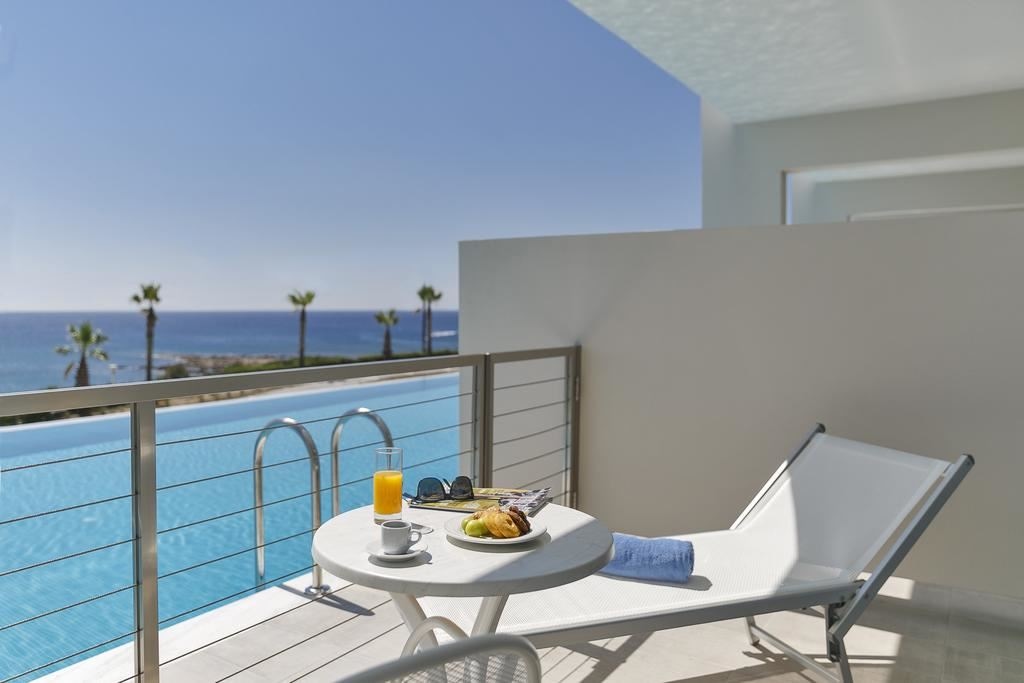 rooms-executive-family-room-with-sharing-pool