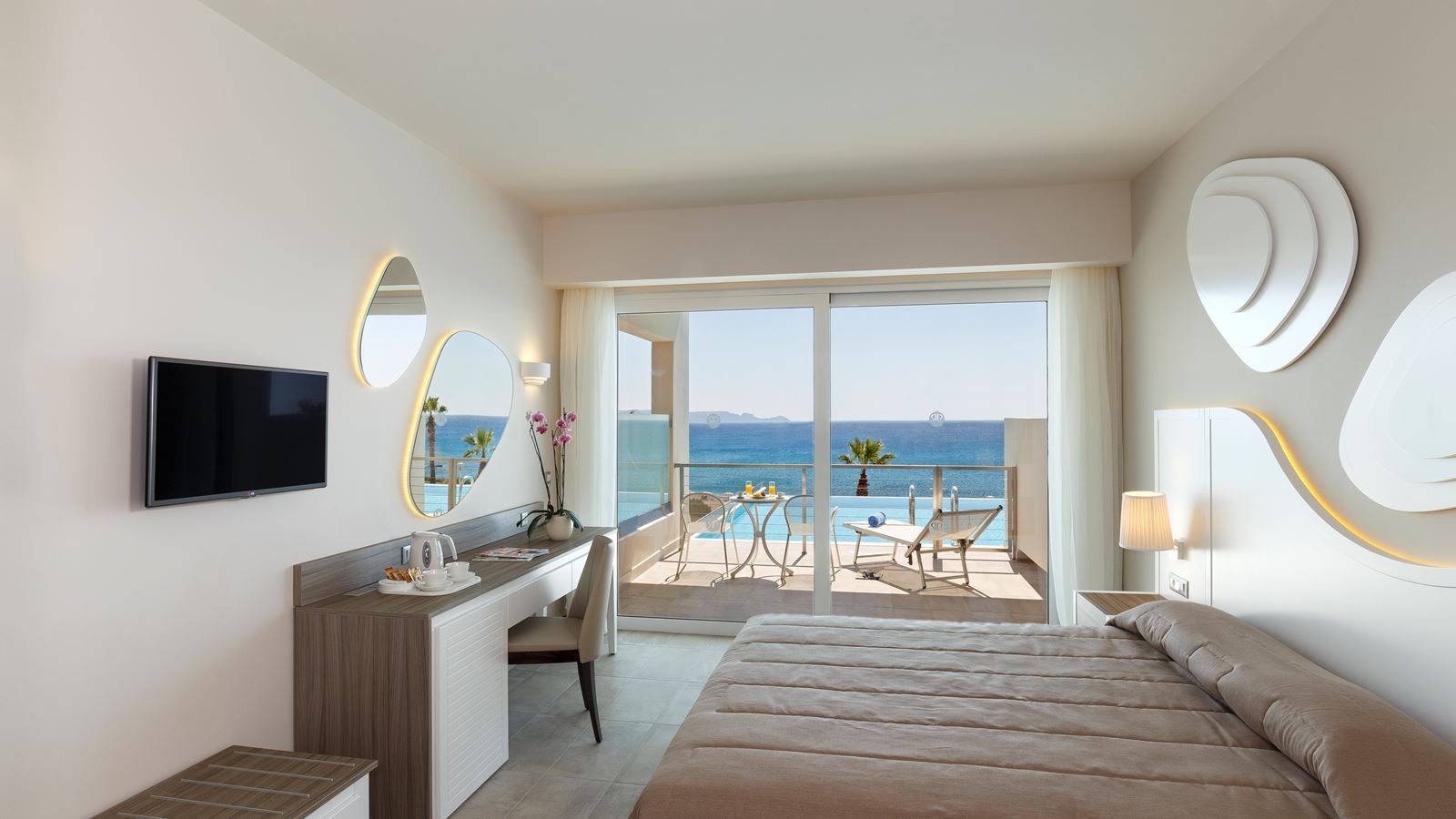 rooms-executive-family-room-with-sharing-pool