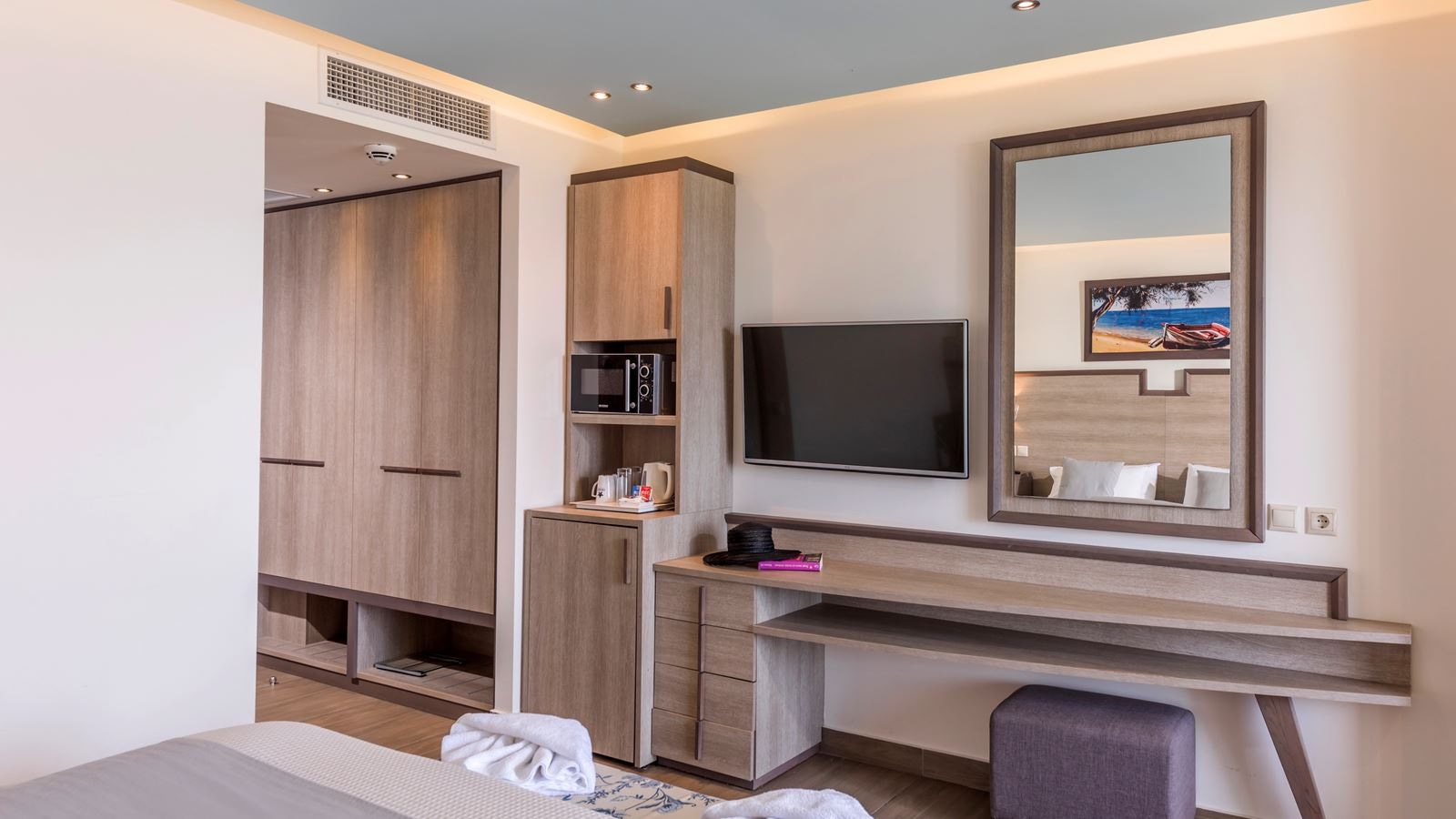 rooms-suite-open-plan-sea-view-balcony-or-terrace