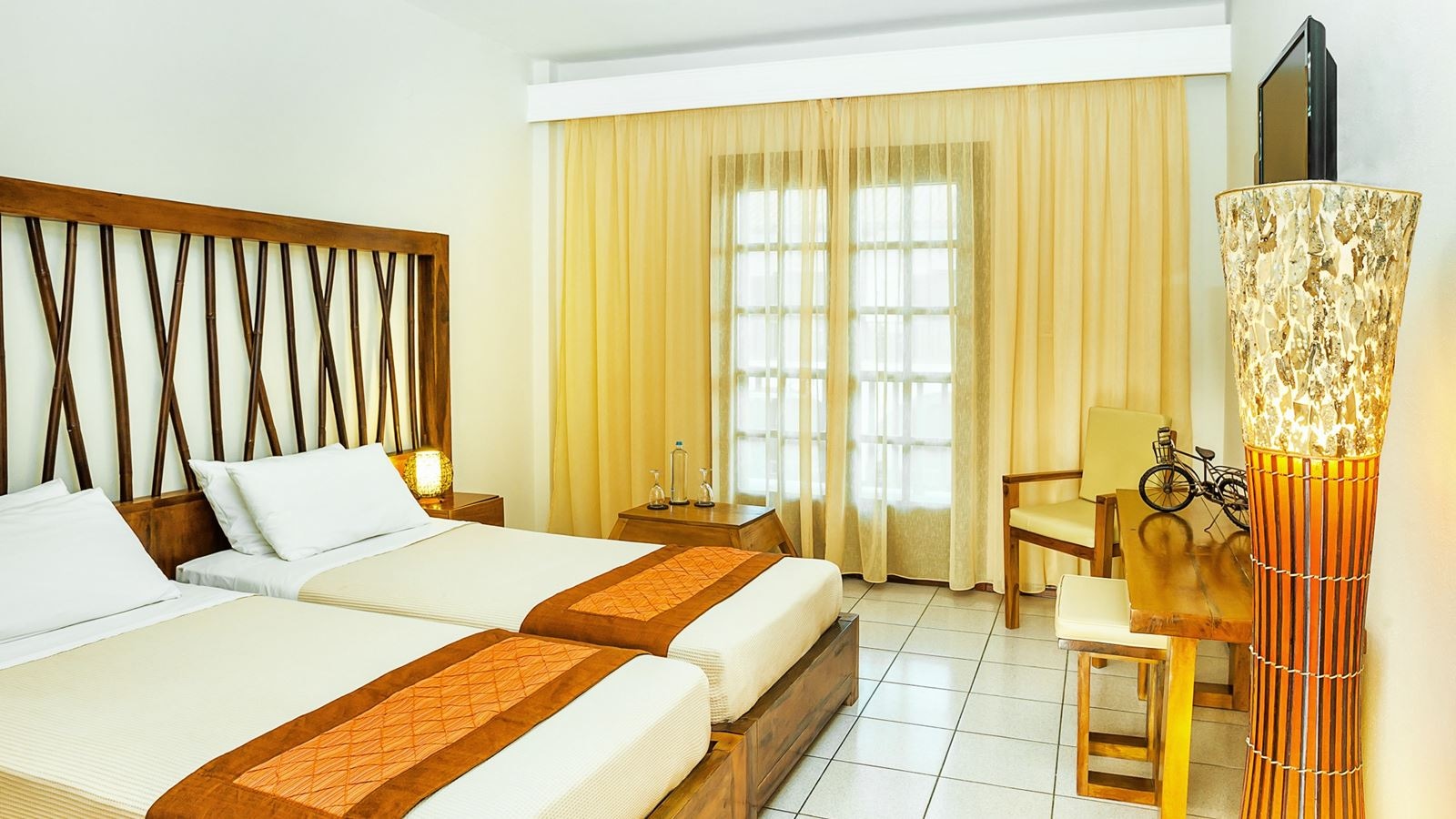 rooms-family-room-garden-view