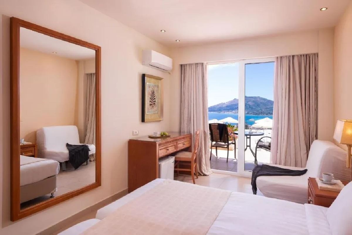 rooms-poolfront-double-or-twin-room-sea-view