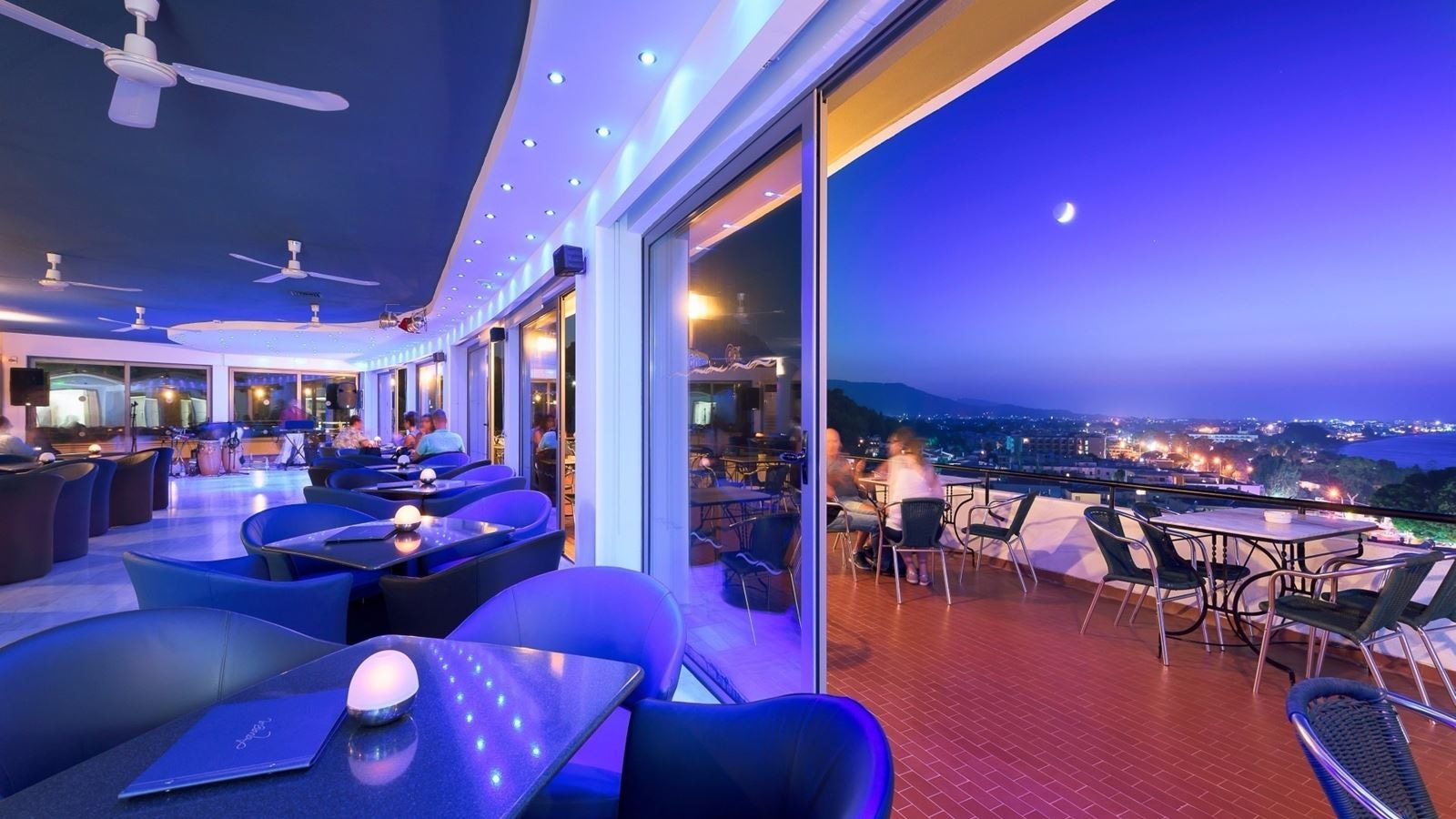 bars-aquasia-roof-bar