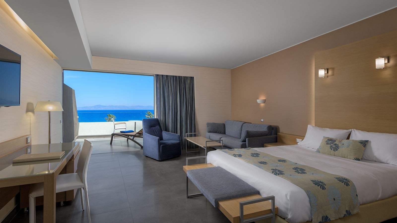 rooms-large-double-room-sea-view-with-balcony