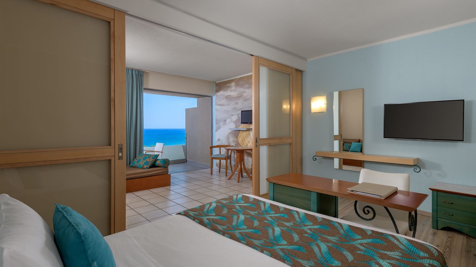 rooms-family-superior-seaview-1-broom-with-sliding-door-with-balcony