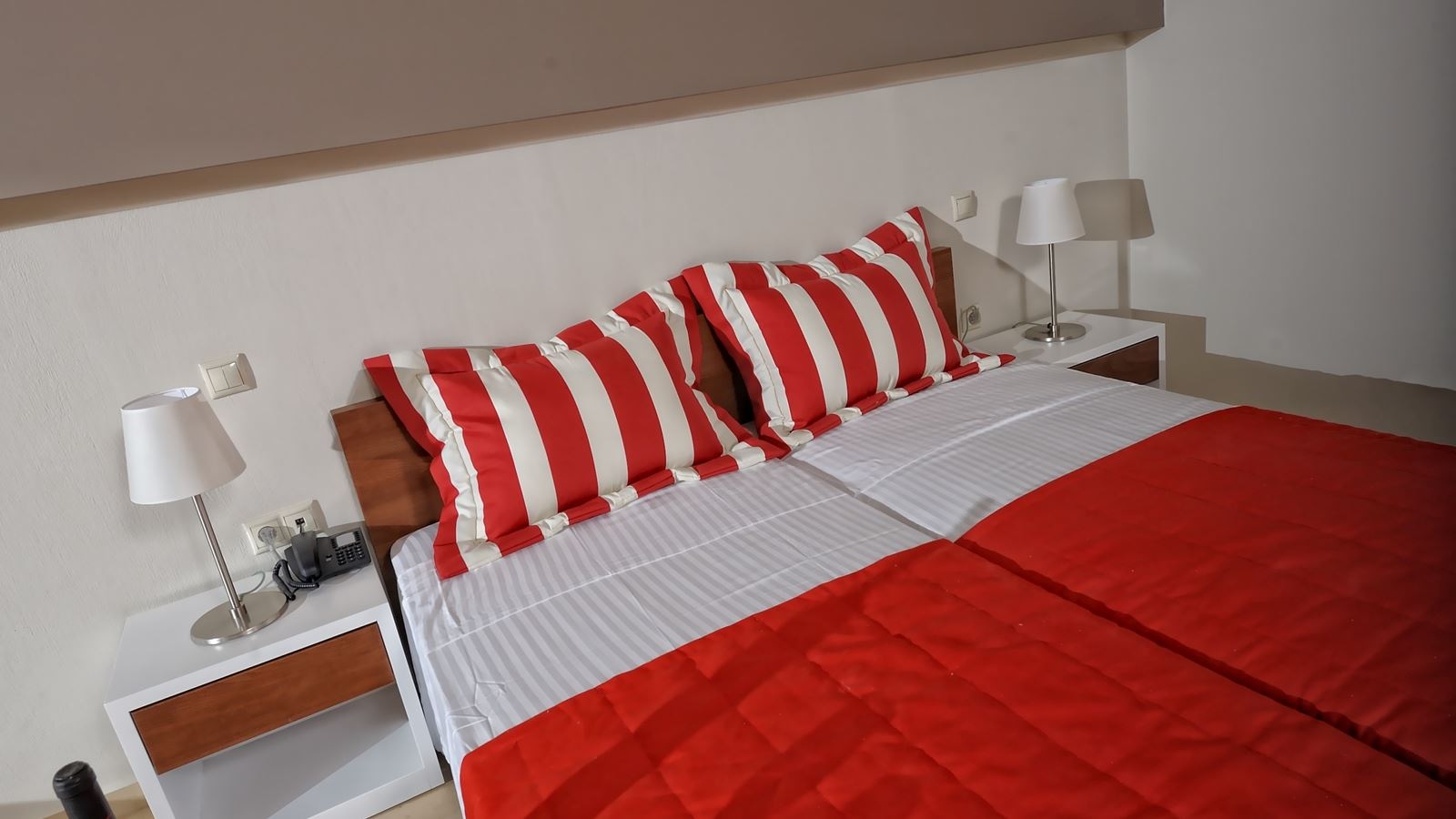 rooms-deluxe-room-pool-view