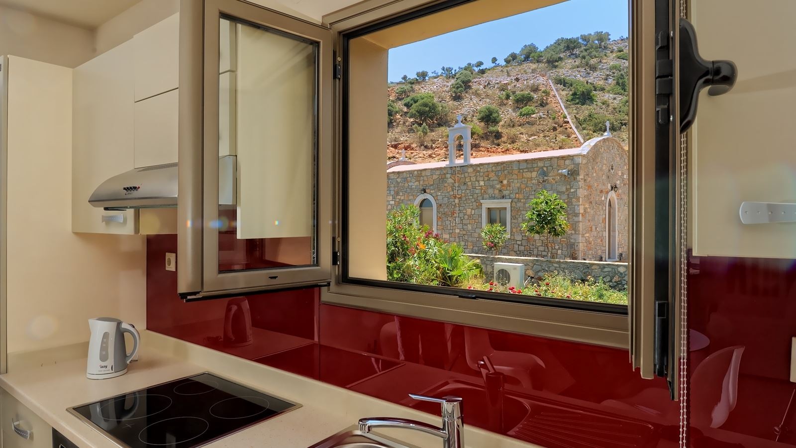 rooms-deluxe-suite-pool-view