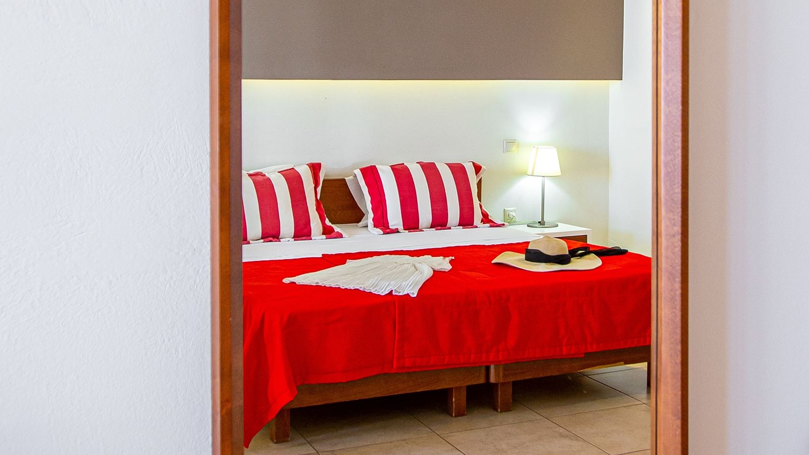 rooms-deluxe-room-pool-view