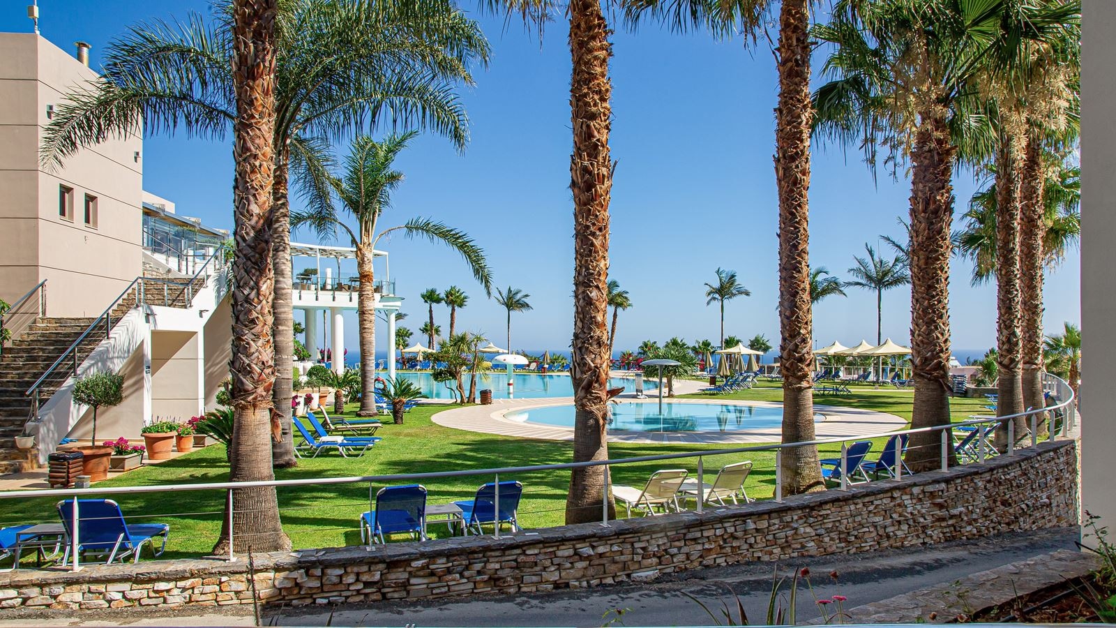 rooms-deluxe-room-pool-view