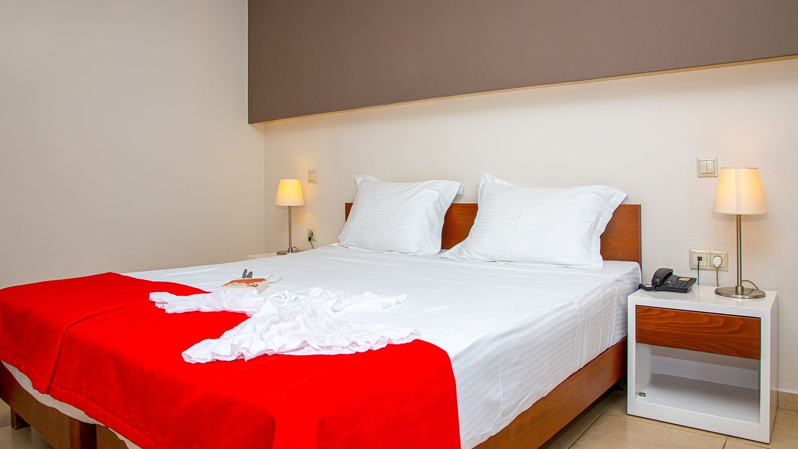 rooms-deluxe-suite-pool-view