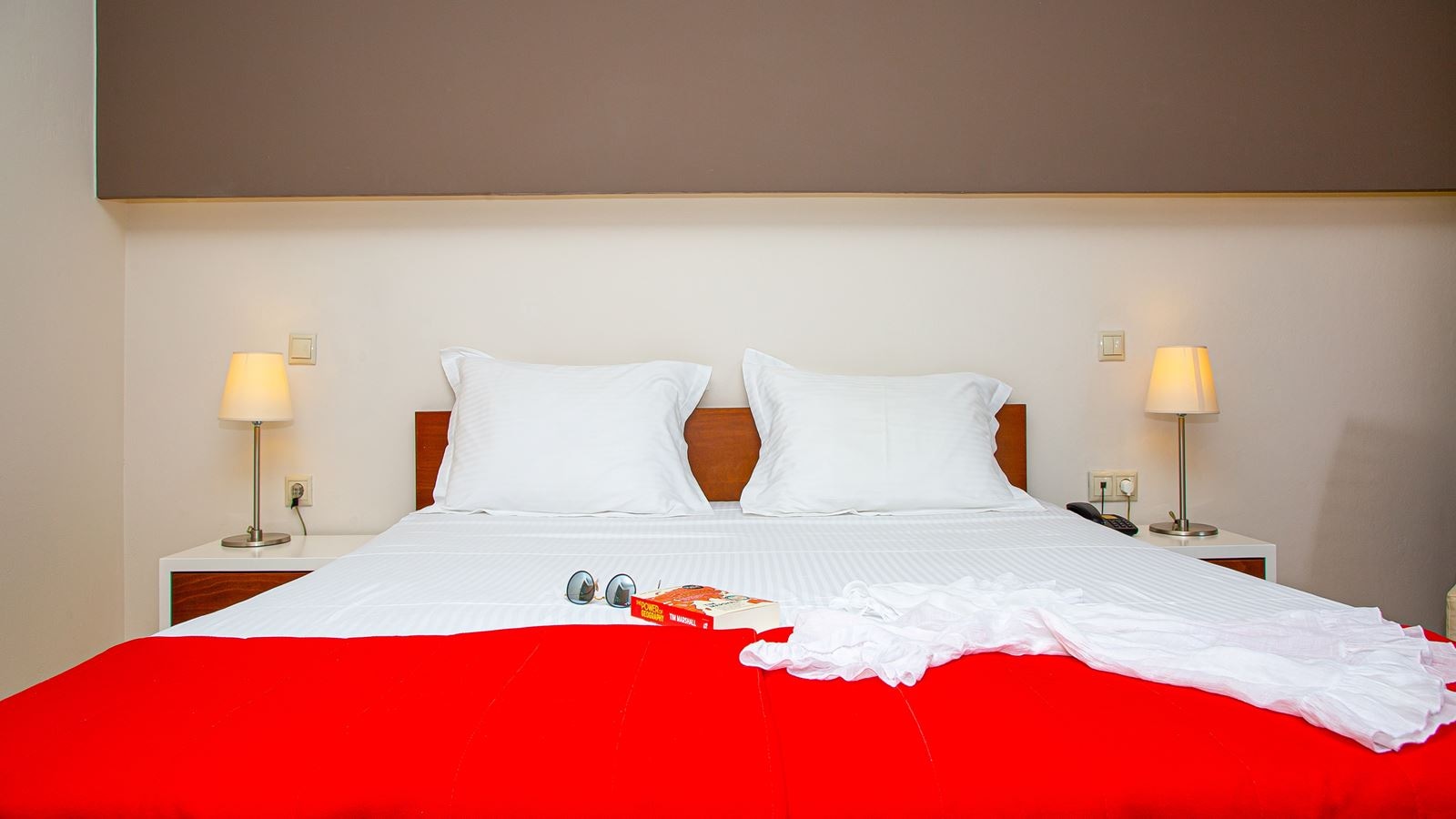 rooms-deluxe-suite-pool-view