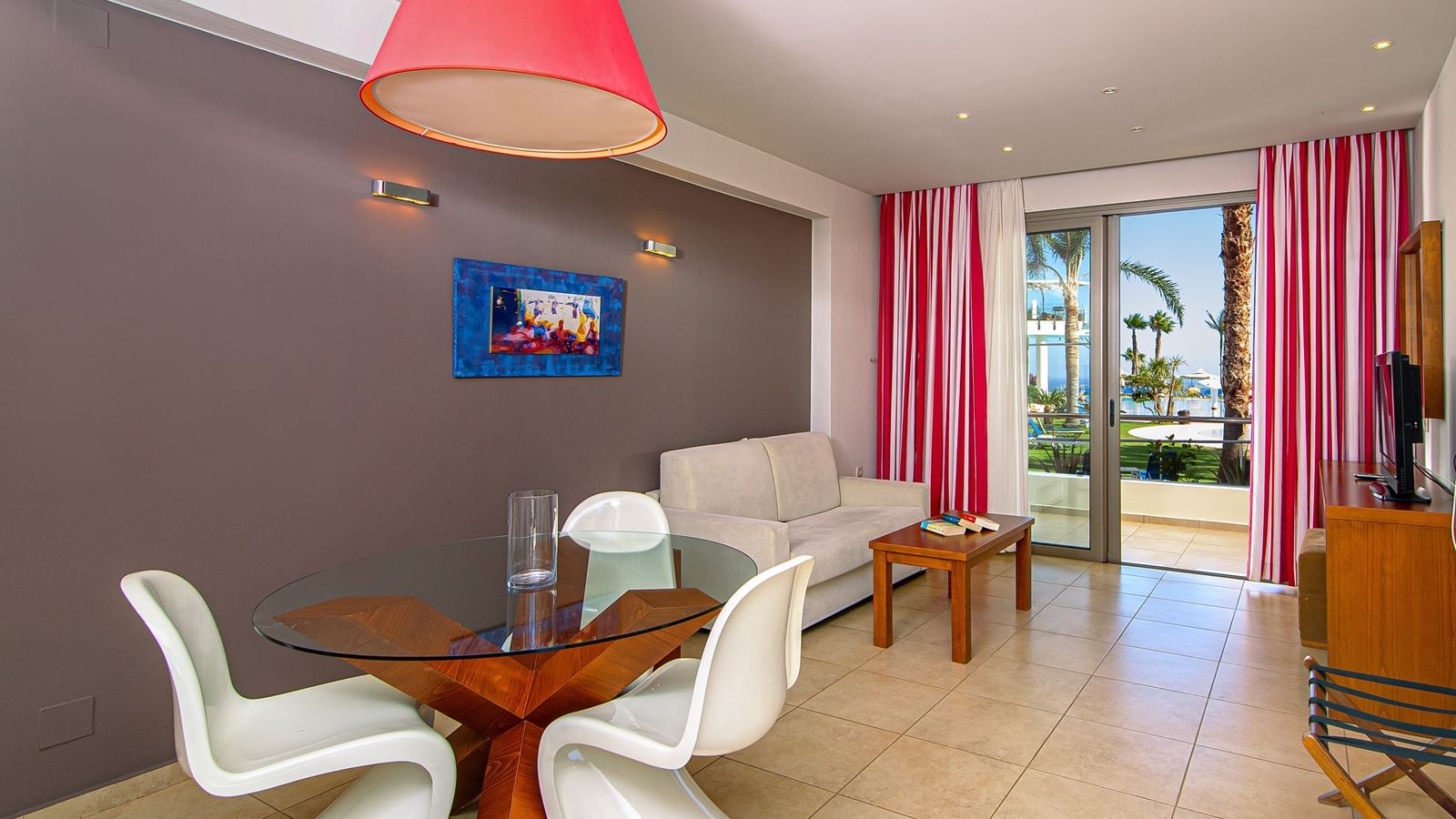 rooms-deluxe-suite-pool-view