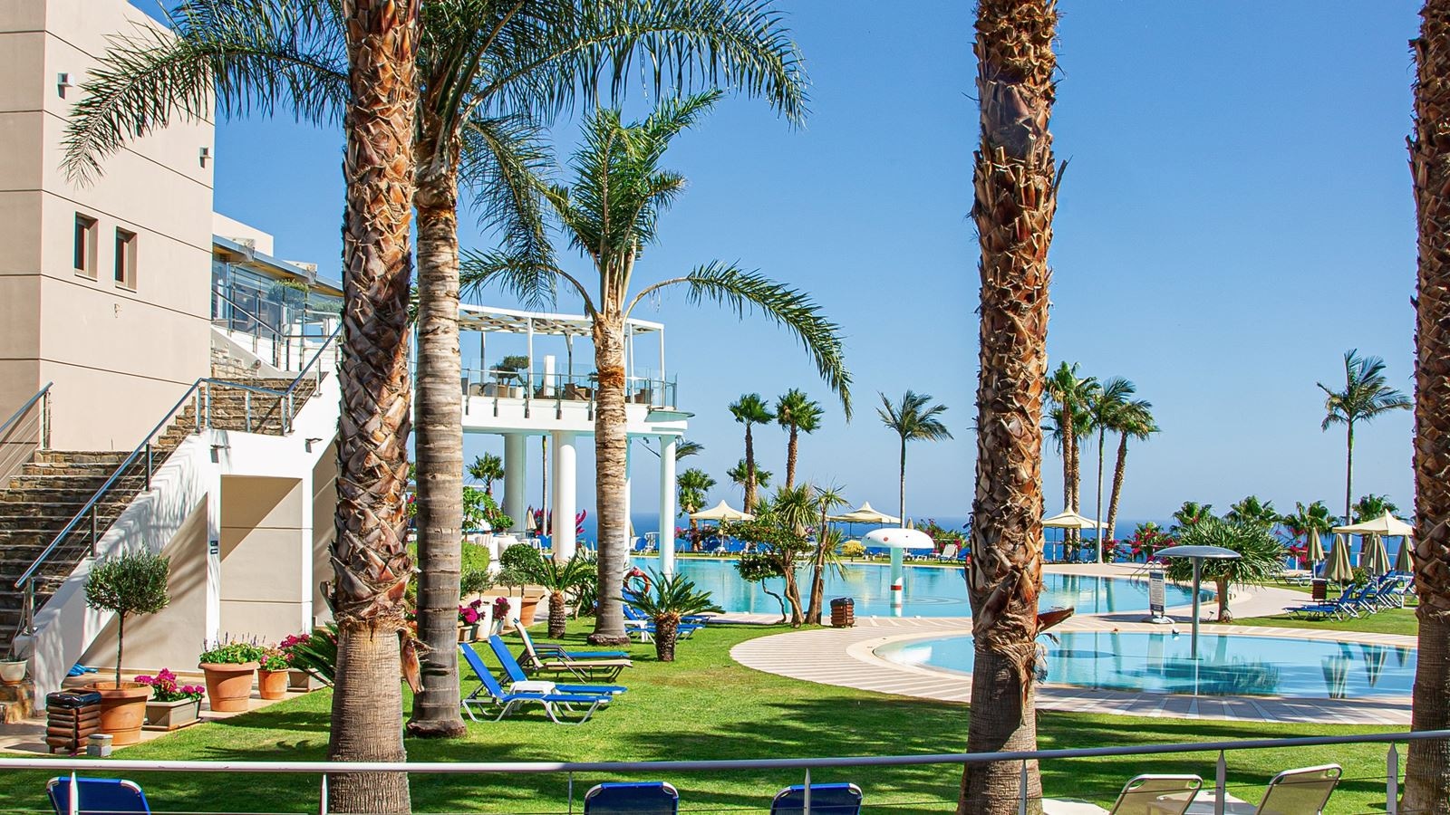 rooms-deluxe-suite-pool-view