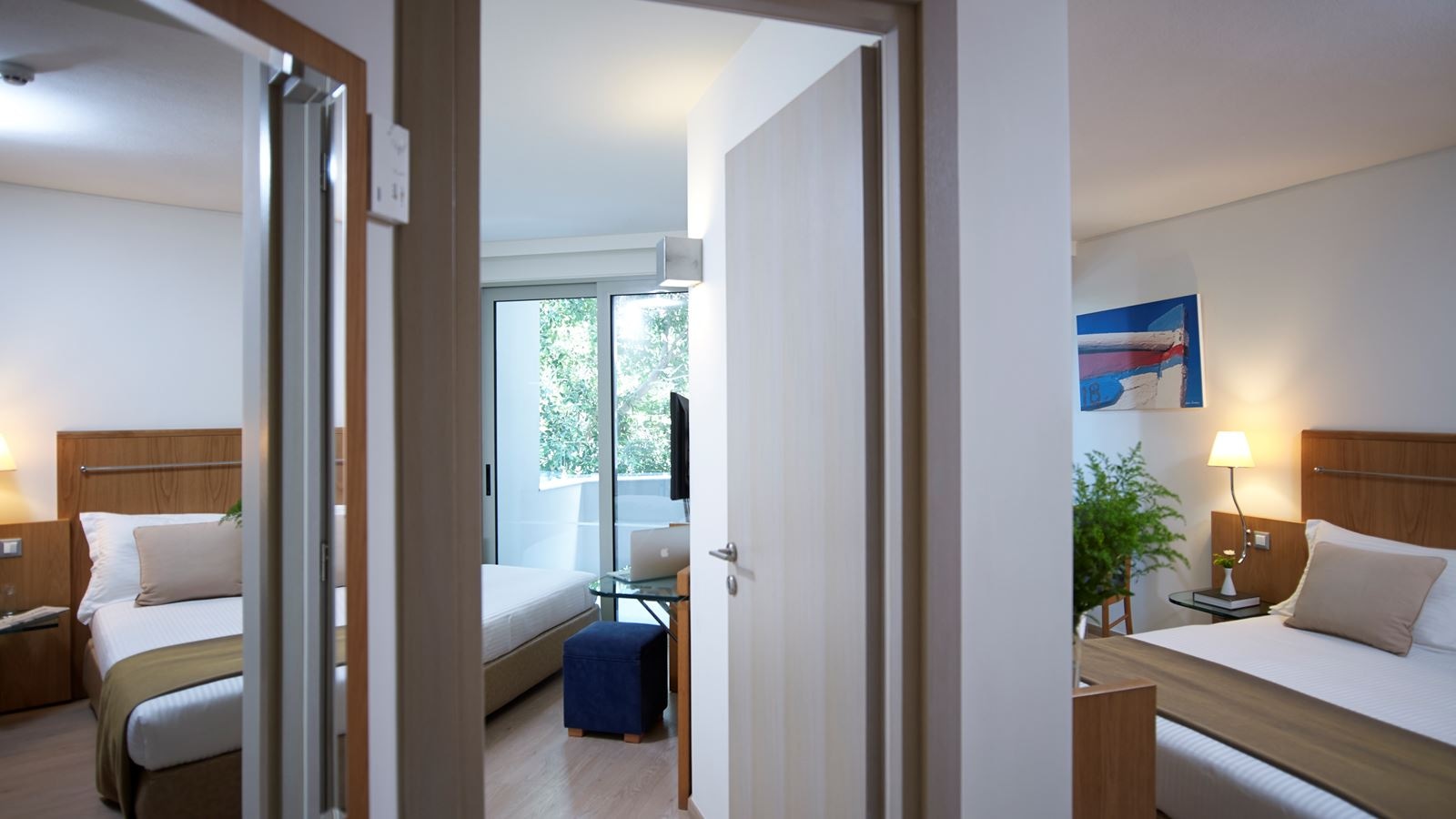 rooms-family--suite-2-separate-rooms