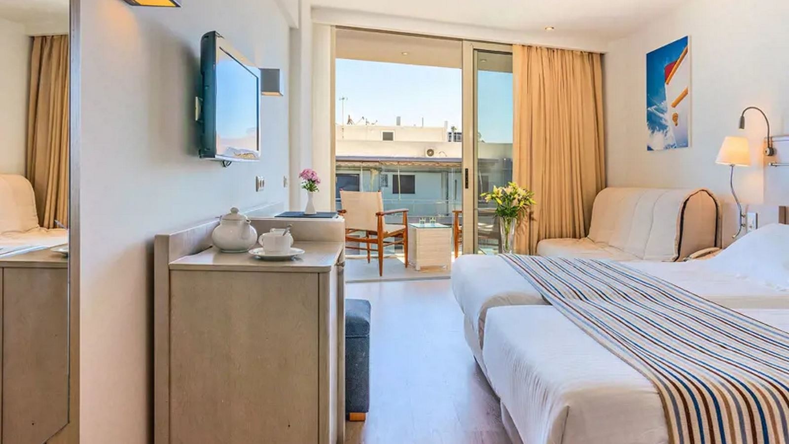 rooms-suite-junior-sideseaview-balcony