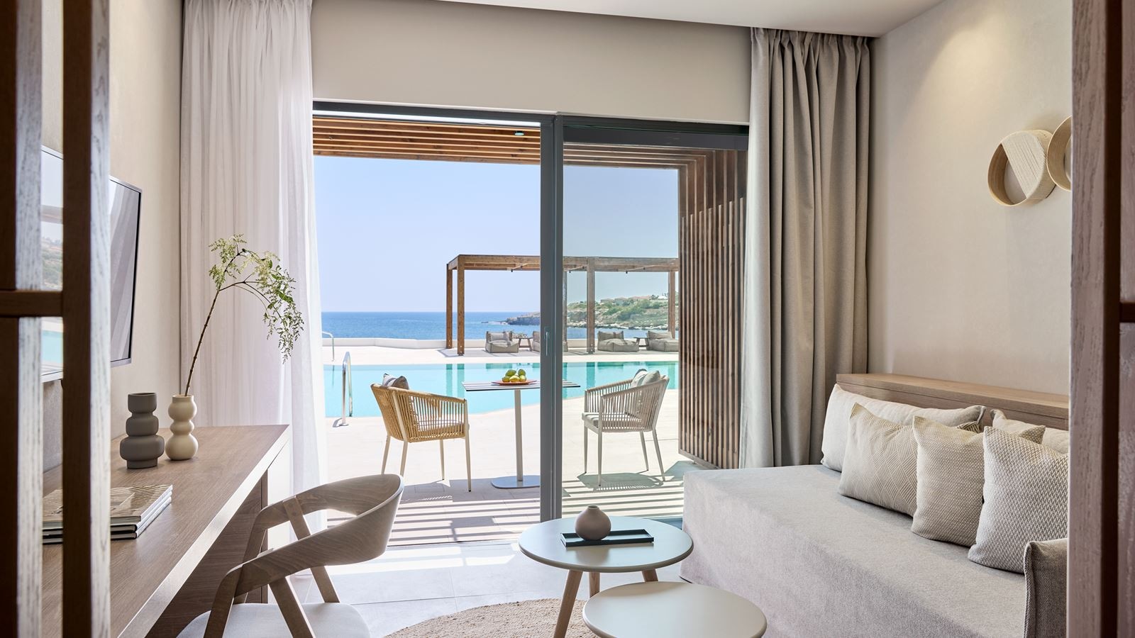 rooms-junior-suite-sea-view-sharing-pool