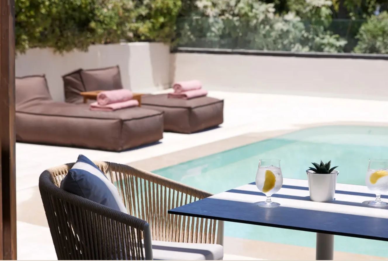 rooms-deluxe-pool-view-sharing-pool