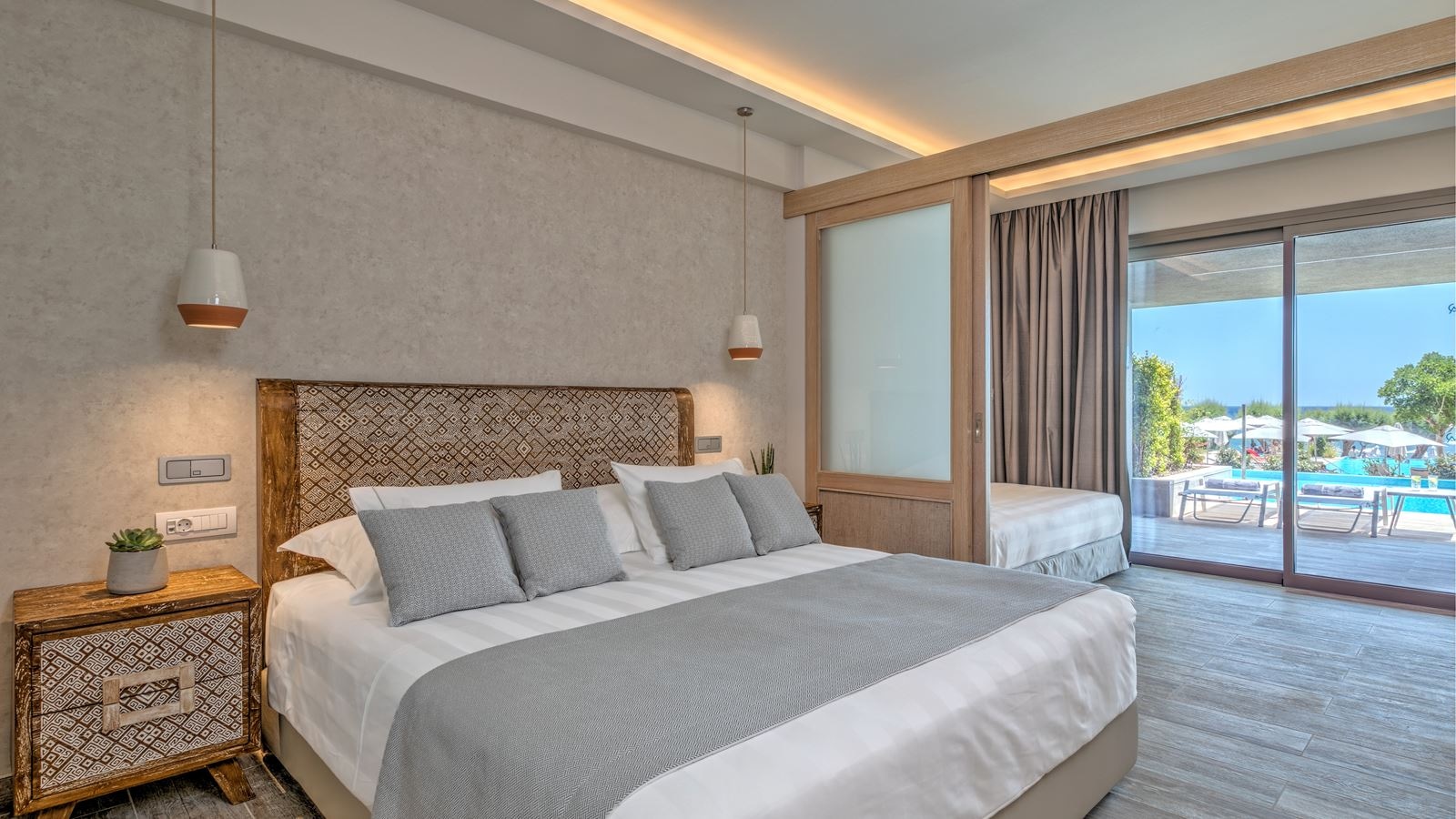 rooms-family-sea-view-with-partition-doors