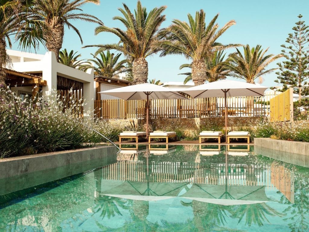 rooms-suite-swim-up-sharing-pool