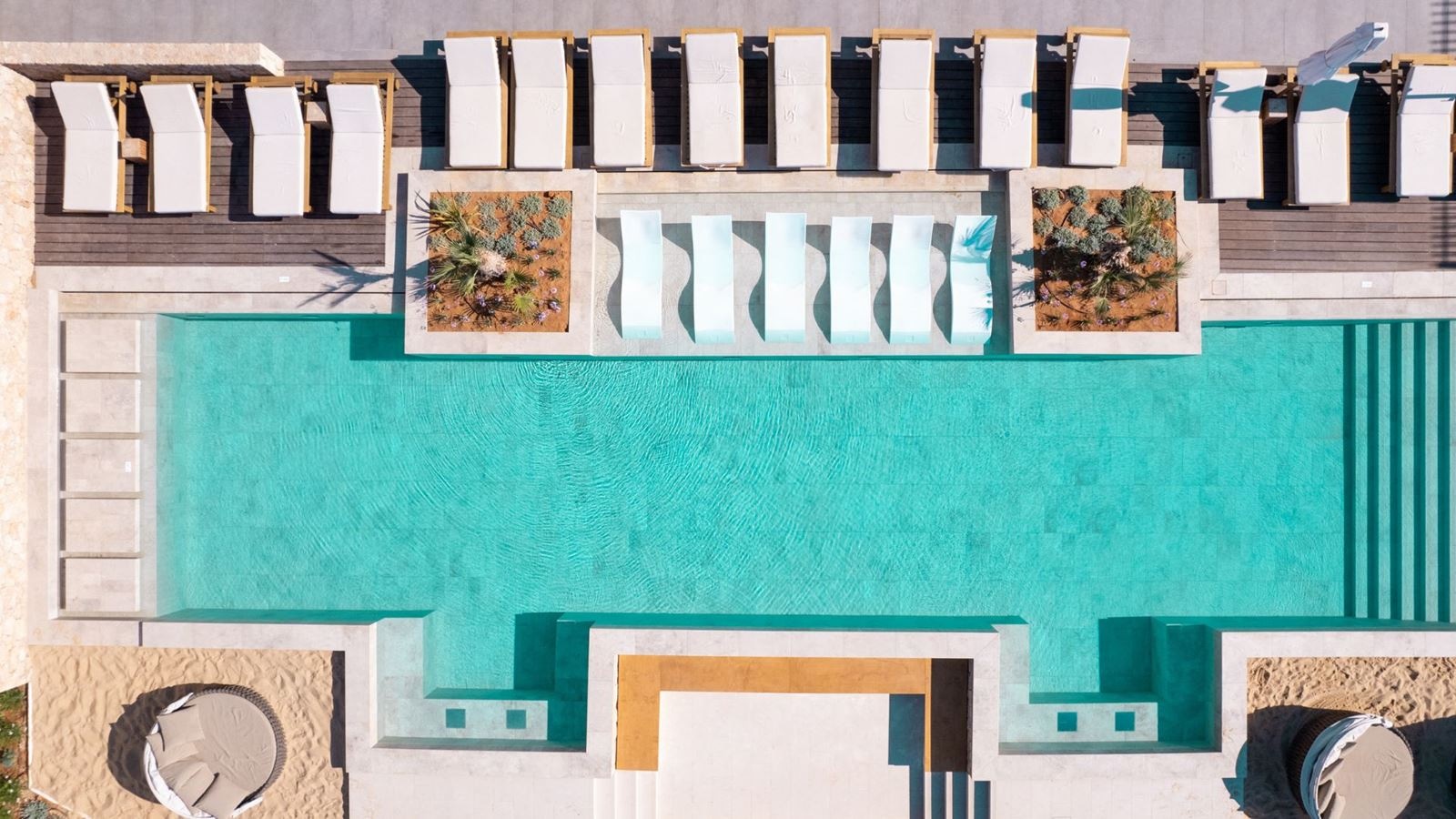 rooms-superior-double-swim-up-sharing-pool-sea-front