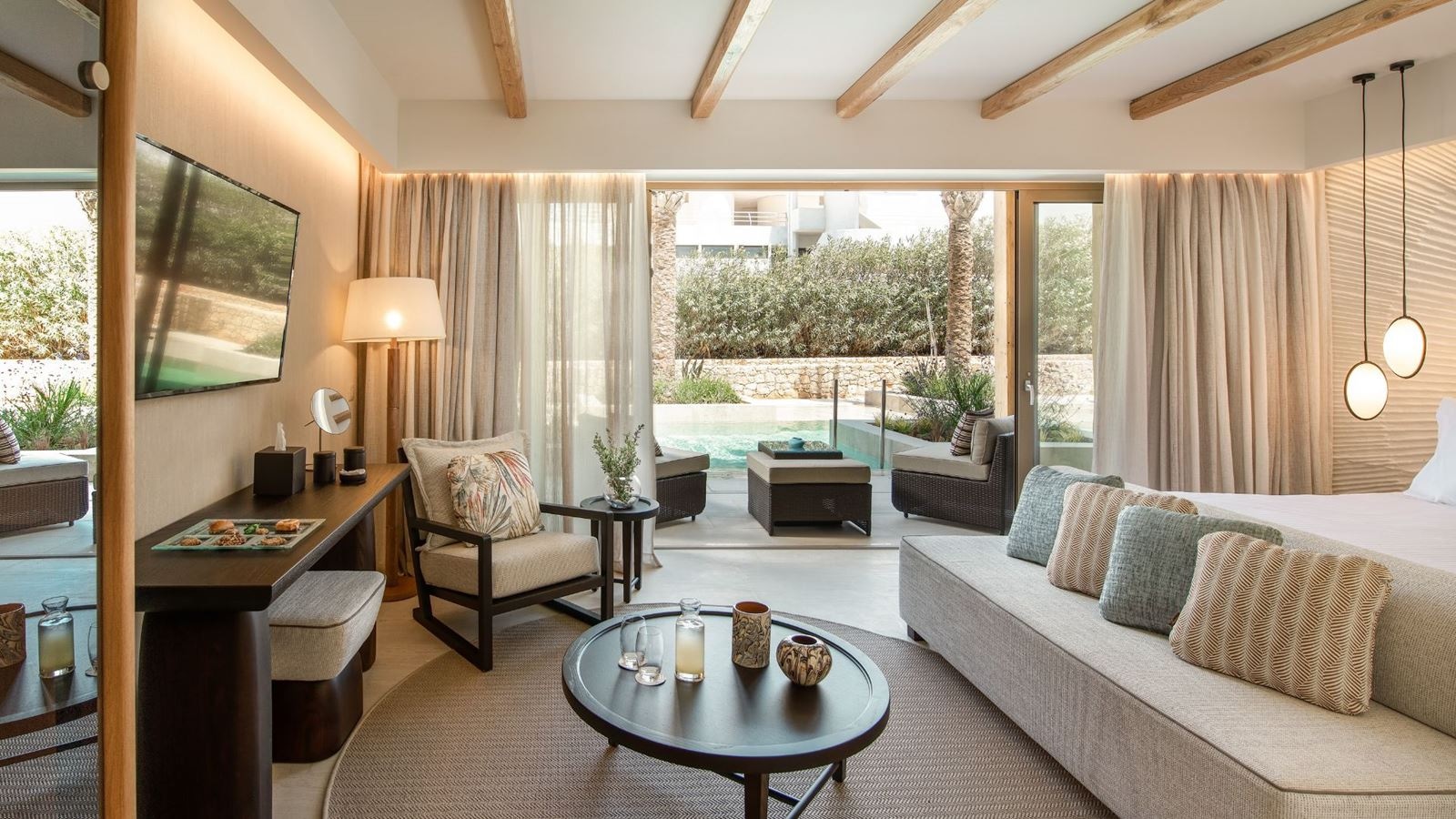 rooms-junior-suite-swim-up-sharing-pool