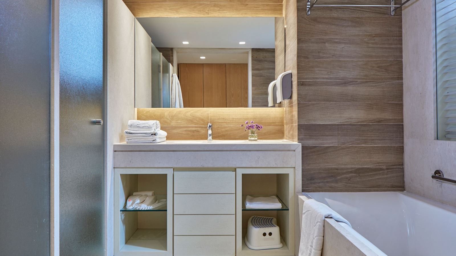 rooms-premium-family-sliding-door-landview-balcony