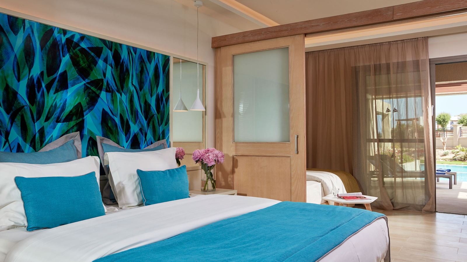 rooms-premium-family-sliding-door-sideseaview-balcony