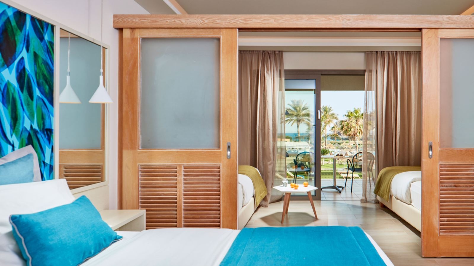 rooms-premium-family-sliding-door-sideseaview-balcony