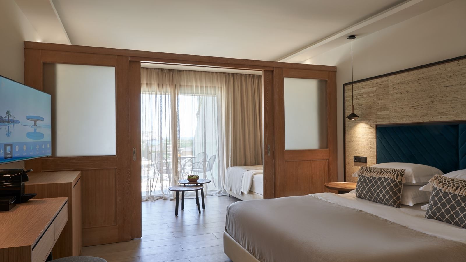 rooms-premium-family-sliding-door-landview-balcony