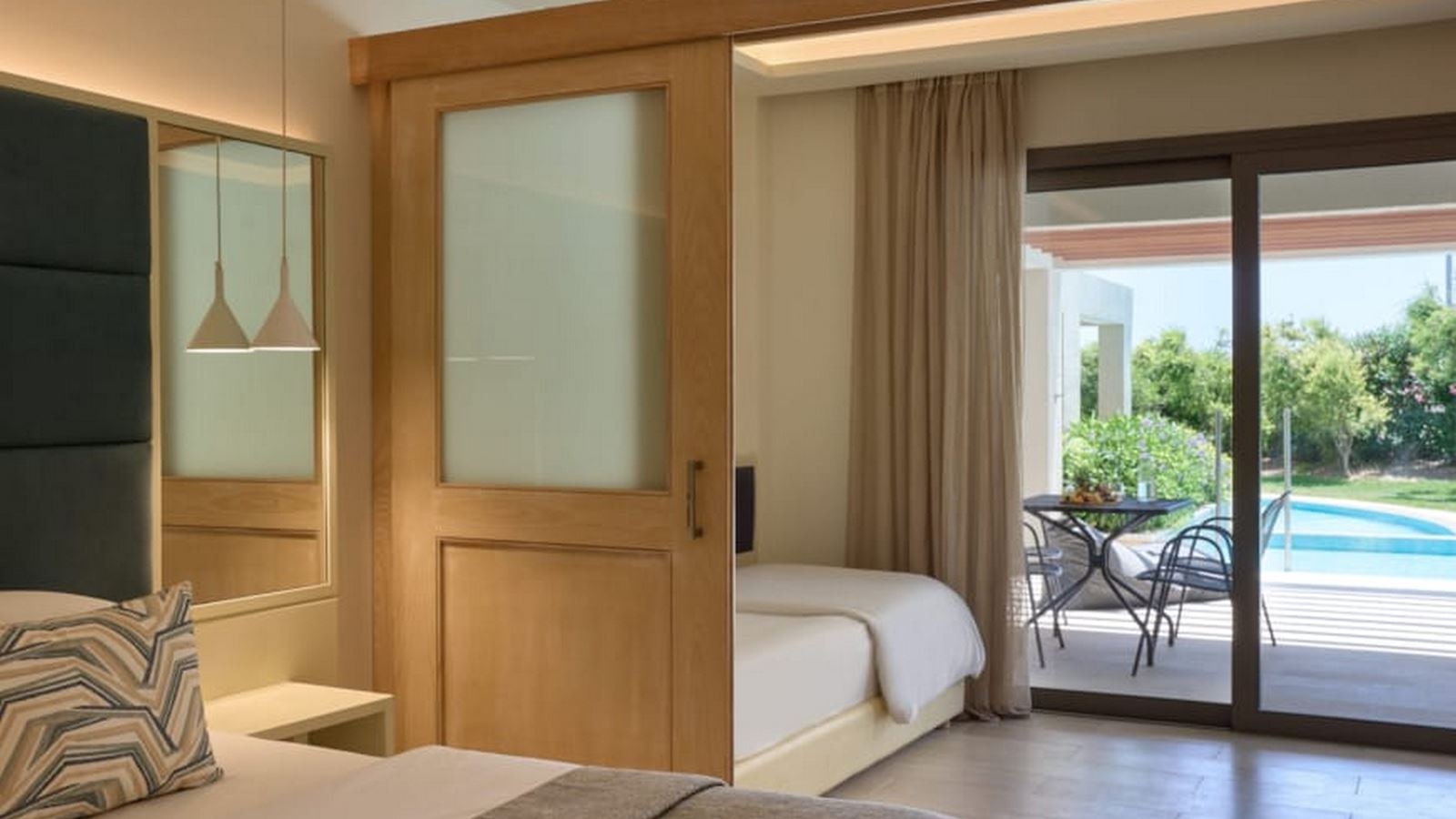 rooms-premium-family-room-sliding-door-swim-up-inland-view