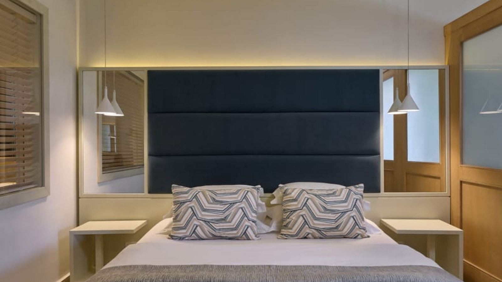 rooms-family-room-sliding-door-swim-up-inland-view