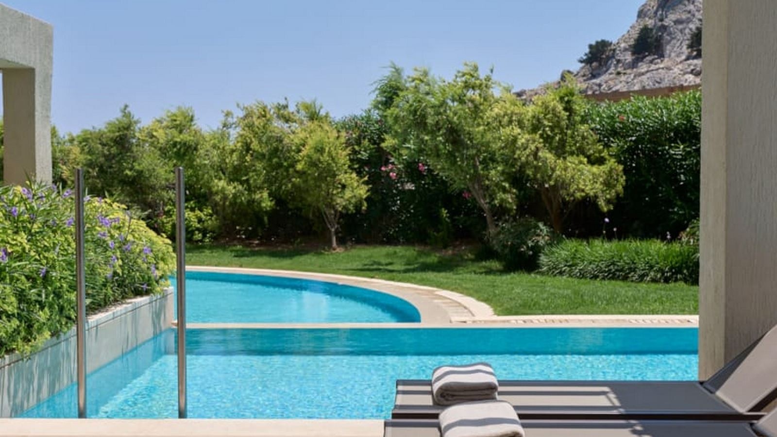 rooms-premium-double-swimup-room-inland-view