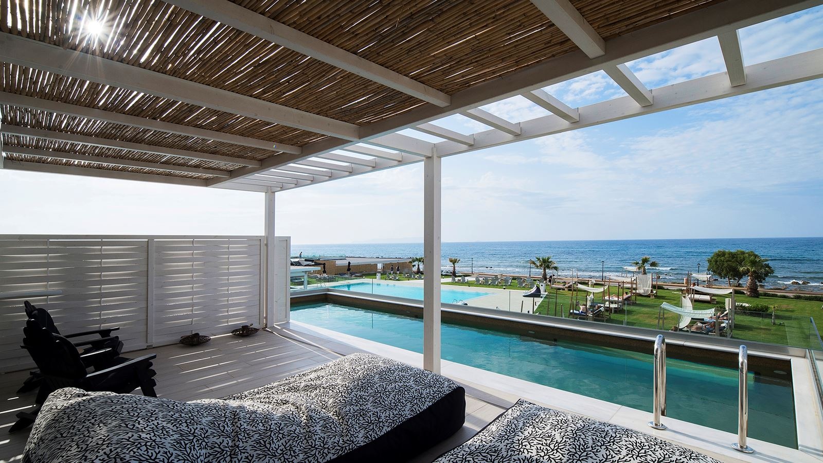 rooms-suite-sea-view-with-sharing-pool