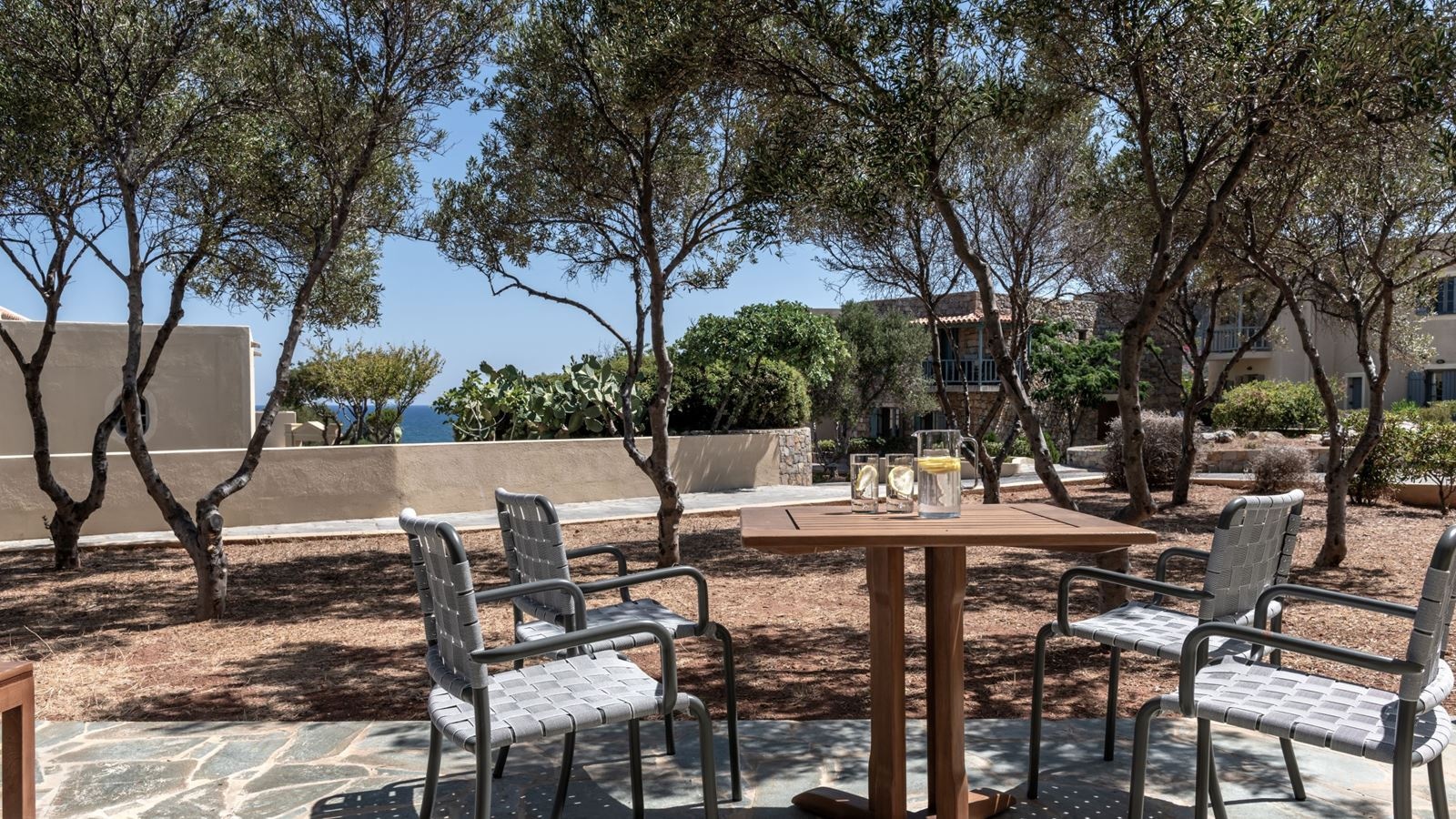 rooms-deluxe-family-suite-garden-view