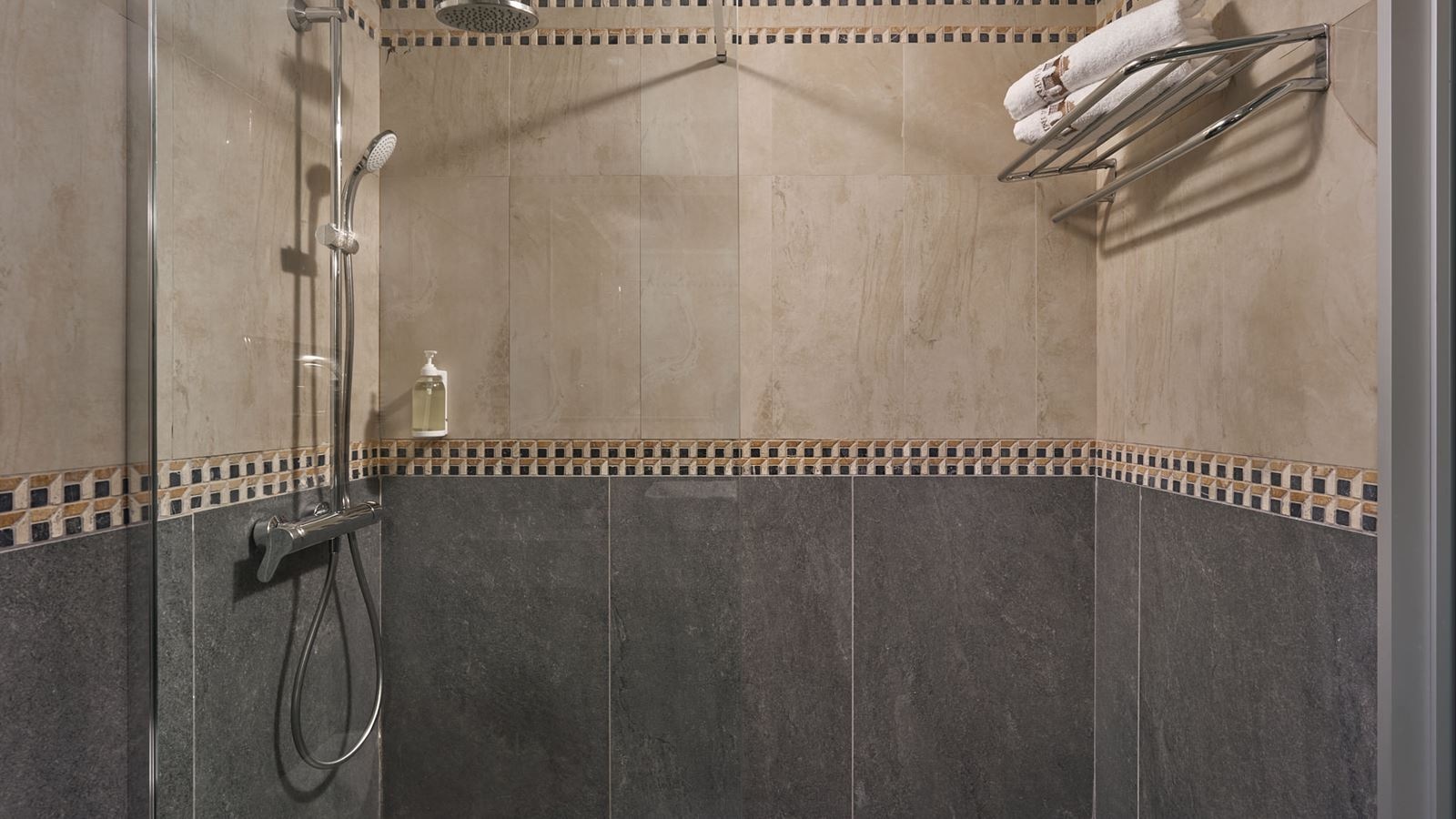 rooms-family-private-pool-garden-view