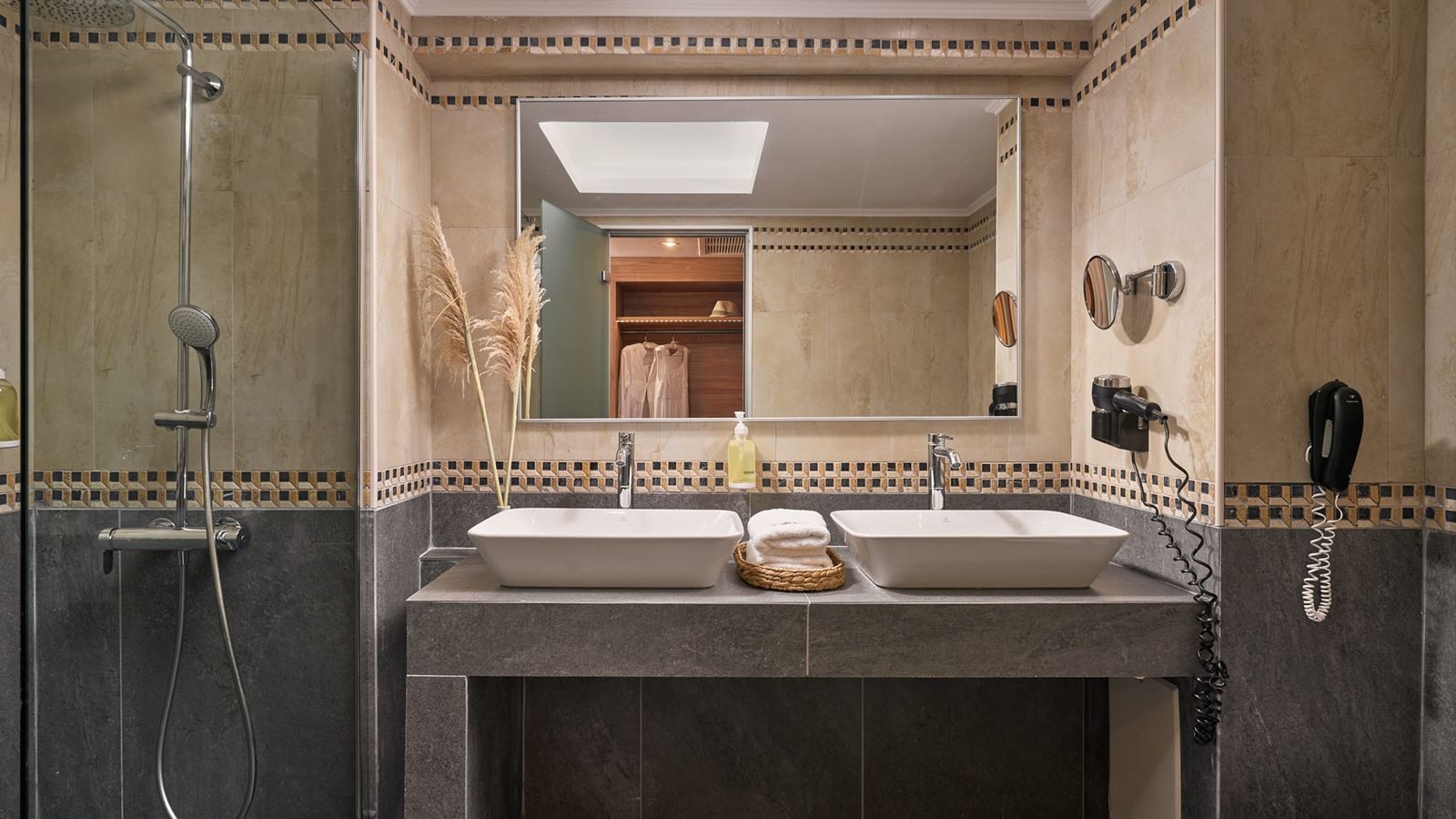 rooms-family-suite-private-pool-gv