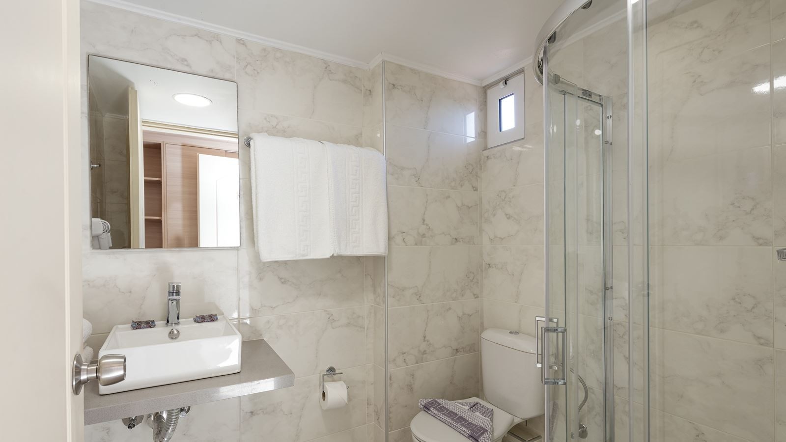 rooms-family-1-bedroom-balcony