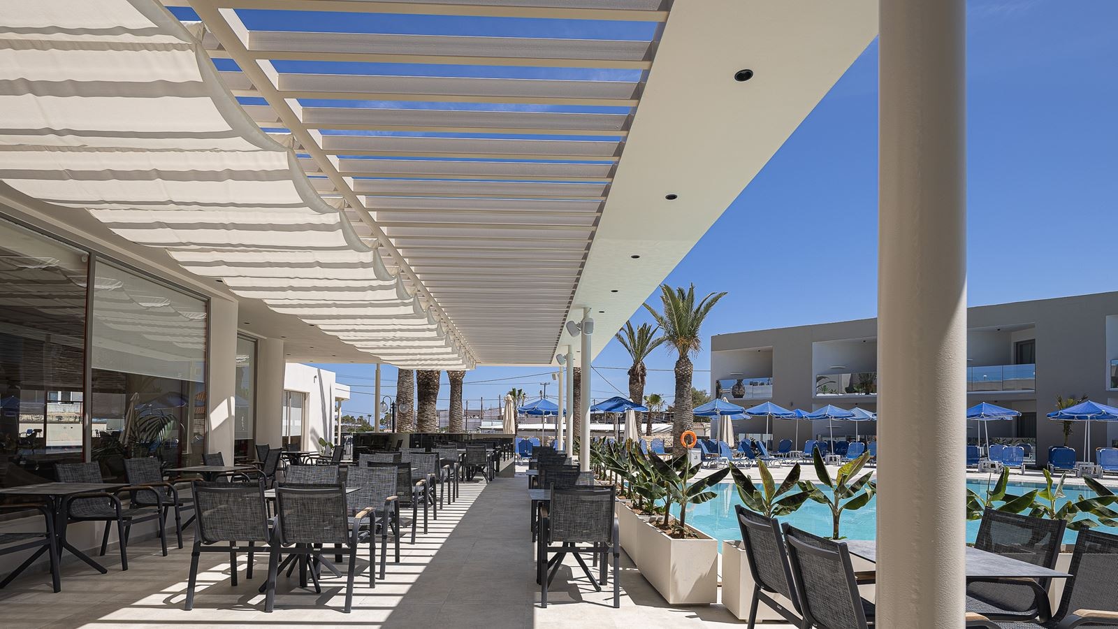 restaurants-pool-area