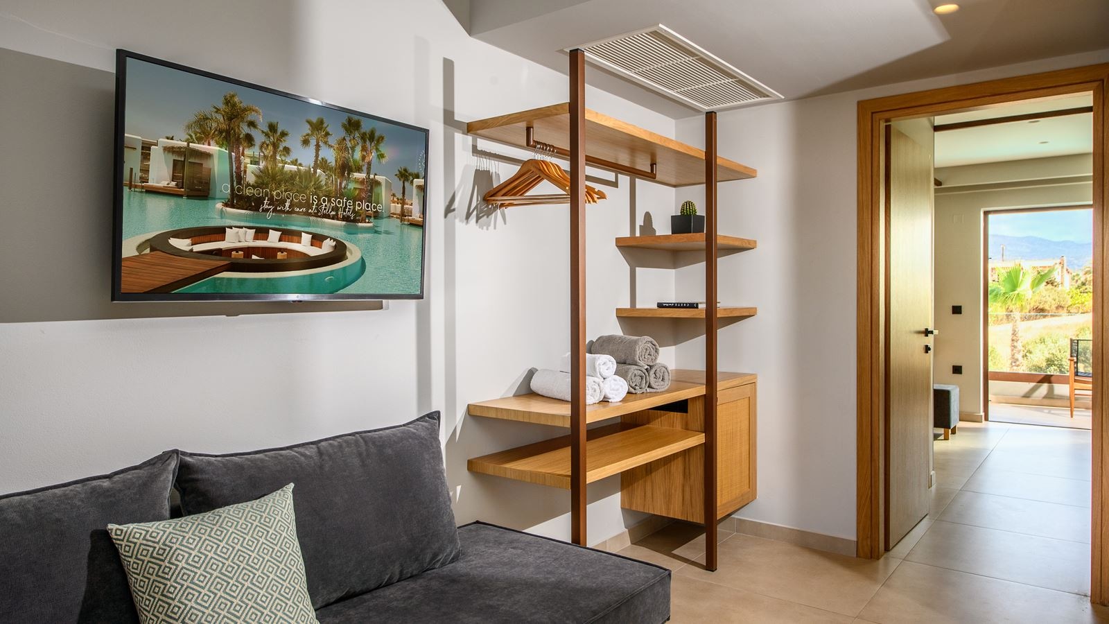 rooms-suite-family-sharing-pool