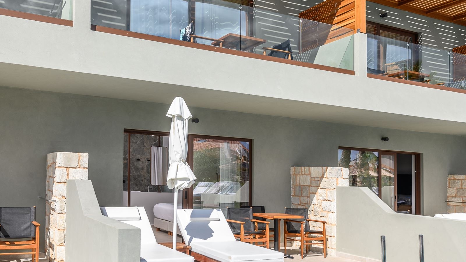 rooms-suite-family-sharing-pool